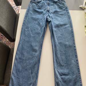 Säljer mina snygga weekday jeans i modellen ”ROWE” som jag ha använt väldigt få gånger. Dem är som nya. W 27 L 32 