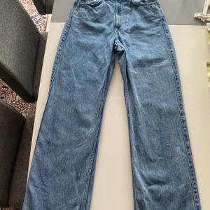Weekday jeans modell ROWE - Säljer mina snygga weekday jeans i modellen ”ROWE” som jag ha använt väldigt få gånger. Dem är som nya. W 27 L 32 