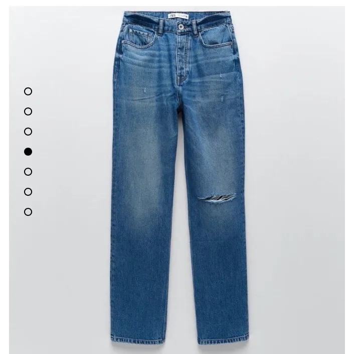 Säljer helt oanvända trendiga jeans från zara på grund av fel storlek💜 skriv privat för fler bilder!!. Jeans & Byxor.