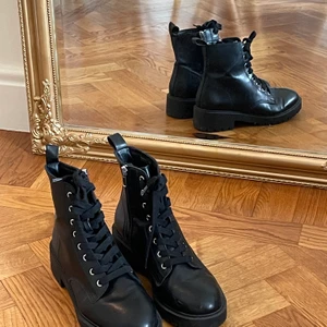 Kängor - Svarta kängor i läderimitation från Nelly. Använda ca.5 gånger och i gott skick. Ord pris: 300kr