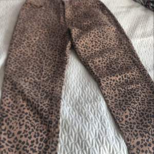 Snygga leopard jeans från Gina. Inte så stretchiga. Oanvända då de är för små för mig. STORLEK: 40 men skulle säga 38