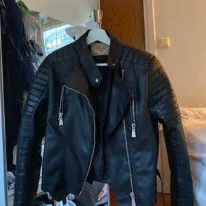 Chiquelle skinnjacka st 40 - Skinnjacka fick i julklapp 2019 men andvänd max 2-3 gånger eftersom det inte är min ”stil”. 