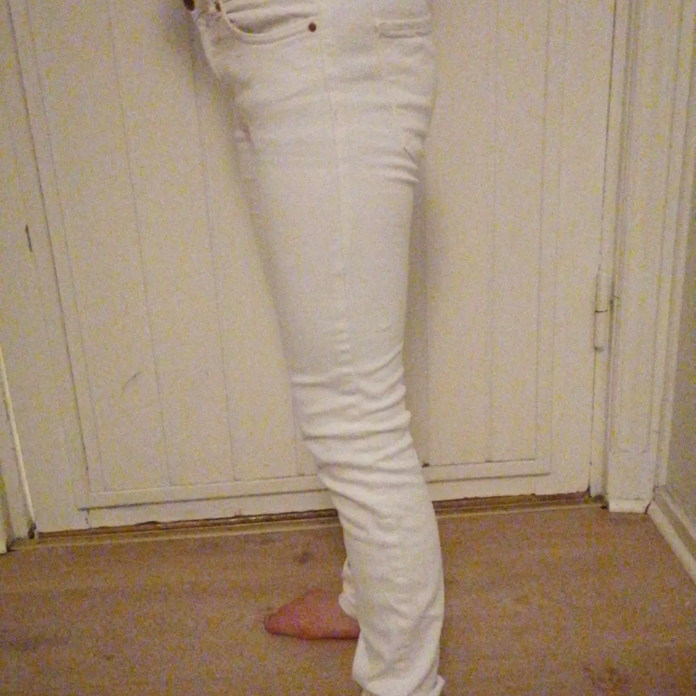 jag säljer mina vita jeans från GinaTricot använda endast 10 gånger jag köpte jeansen men tröttnade snapt på dom men nu fins det till försäljning buda eller köp direkt för 100 kr kan hämtas upp i Uppsala eller skickas på posten köparen står själv för fraktkostnaden på 60kr . Jeans & Byxor.
