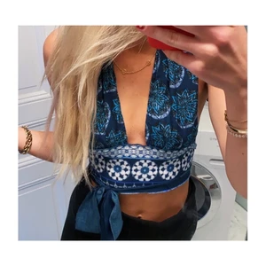 Blommig topp - Blått mönster 🦋🦋🦋 knyts i fram vid magen och bak i nacken, så fin till sommaren 🤍🪡⭐️