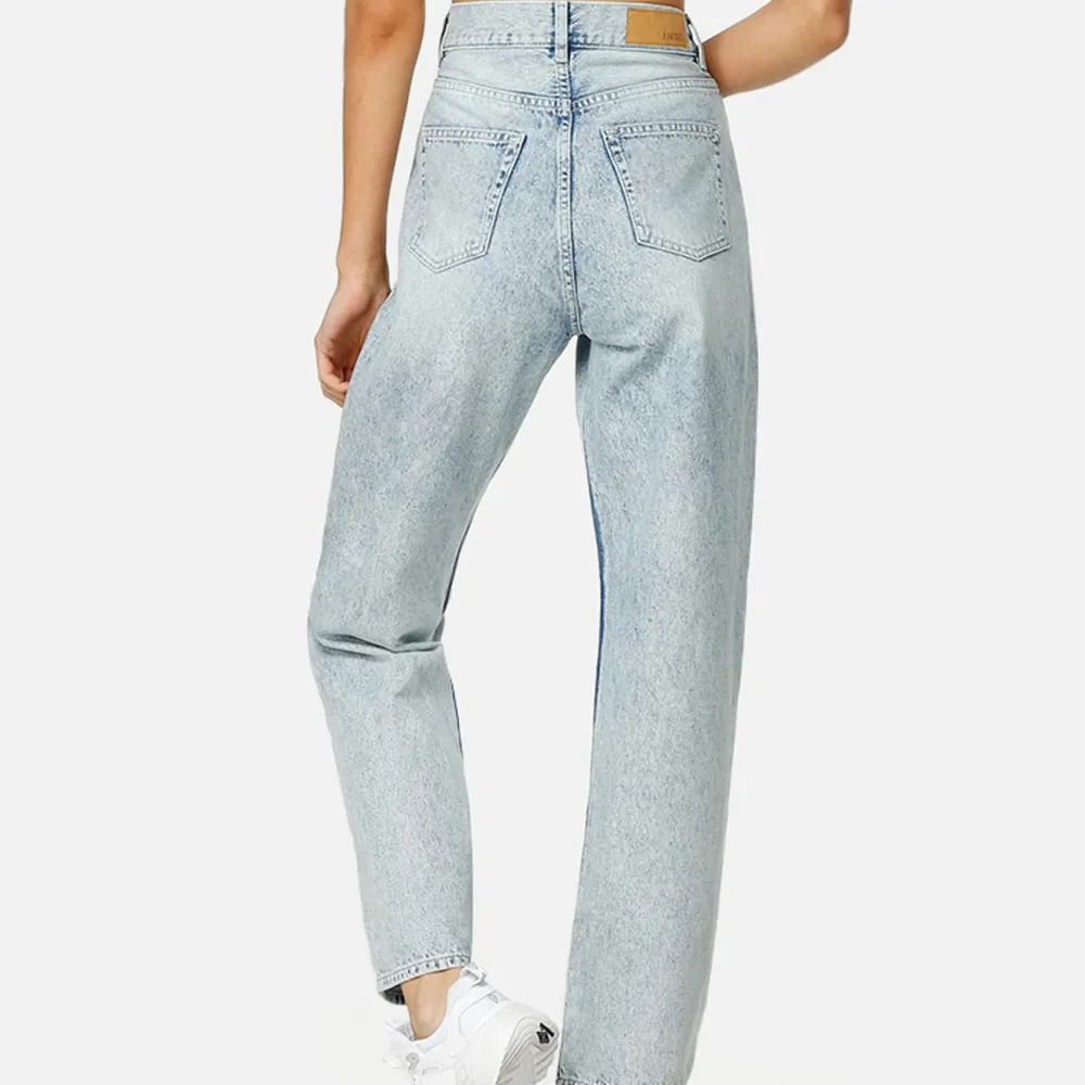 Säljer dessa straight off jeans från Junkyard då dom inte passade på mig. Byxorna har knappt använts och ser så gott som nya ut! Säljs för 250 kr, frakt är ej inkluderad! Ordinarie pris 499 kr!. Jeans & Byxor.