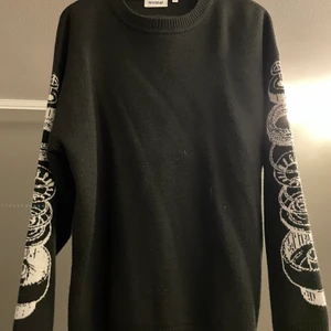 Weekday Stickadtröja - Snygg stickadtröja från Weekday med tryck på ärmarna! Använd ett fåtal gånger och i väldigt bra skick. Storleken är M och den sitter oversized. Passar bra på mig som oftast bär storlek L. Hör av er vi frågor om pris eller liknande!