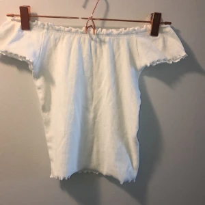 Söt too från ginatricot - Söt top från ginatricot, mycket bra skick, använd fåtal gånger! Köparen står för frakt. Nypris 200kr