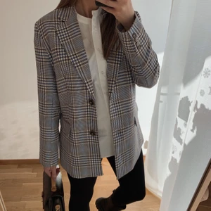 Ny kavaj - Saga Blazer 🤍 - Säljer den här kavajen från Ginatricot i storlek 36. Ny med prislapp. Säljer för 200. Nypris 749. https://www.ginatricot.com/se/klader/coatsjackets/kavajer/blazer-122045280?gclid=EAIaIQobChMI5cvMwI2y7wIVEgTmCh3LkwYIEAQYASABEgL1ffD_BwE