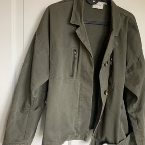 Grön vårjacka  - Säljer nu en av mina favoriter, denna jackan från märket Gestuz. Funkar både till hösten, våren och sommaren och kommer även med ett tillhörande band som man kan tajta åt midjan med om man vill🥰 På grund av många intresserade går det över på budgivning som avslutas 17:00 idag den 15/3