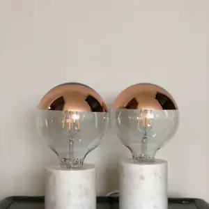 Två lamor från Rusta med en snygg glödlampa från Ikea till! Nytt skick 