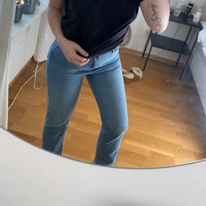Jeans från Nelly!  - Blåa jeans från Nelly som sitter som en smäck. Bra i längden för en som är mellan 165-170 cm! Strl 34. Använda 1 gång 