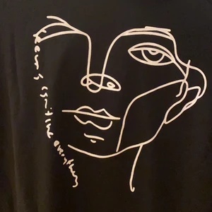 Hoodie  - Jättefin hoodie med coolt tryck på framsidan, den är från shein men aldrig använd. Storlek M och passar allt mellan xxs-m beroende på hur man vill att den ska sitta. Lite tunnare material så skönt att ha under en väst eller en sommarkväll. Frakten står köparen för 🥰