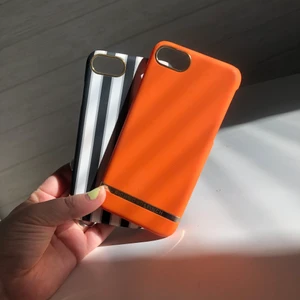 Richmond and filch skal - Två stycken richmond and filch skal till iPhone 8. Både har småa märken se bild 2 och 3. Köpta för 350kr styck. Säljer båda för 250kr eller 1 för 150