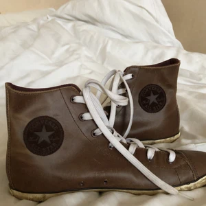 Bruna vintage Converse - Säljer mina fina vintage Converse som jag köpte alldeles nyligen i en secondhandbutik i Stockholm! Jättefina men jag har redan ett par bruna Converse(: Endast seriösa bud! ❣️                                  STORLEK 38/39.                                                           Startbud: 300 kr+frakt. Få dem direkt för 600.