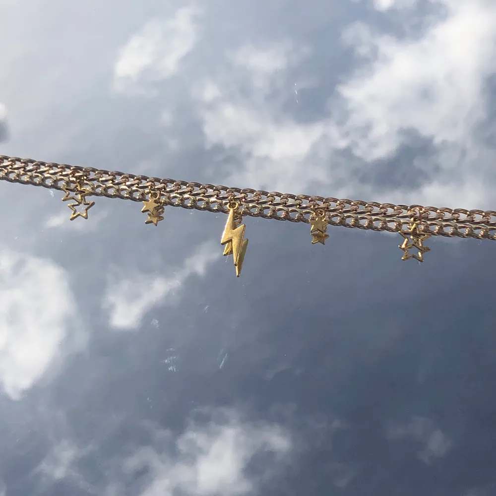 Suuuuuuper fint guldigt halsband, väldigt populärt och passar till allt, halsbandet är ca 50cm och man kan ändra längd🌈🌈⚡️⚡️. Accessoarer.