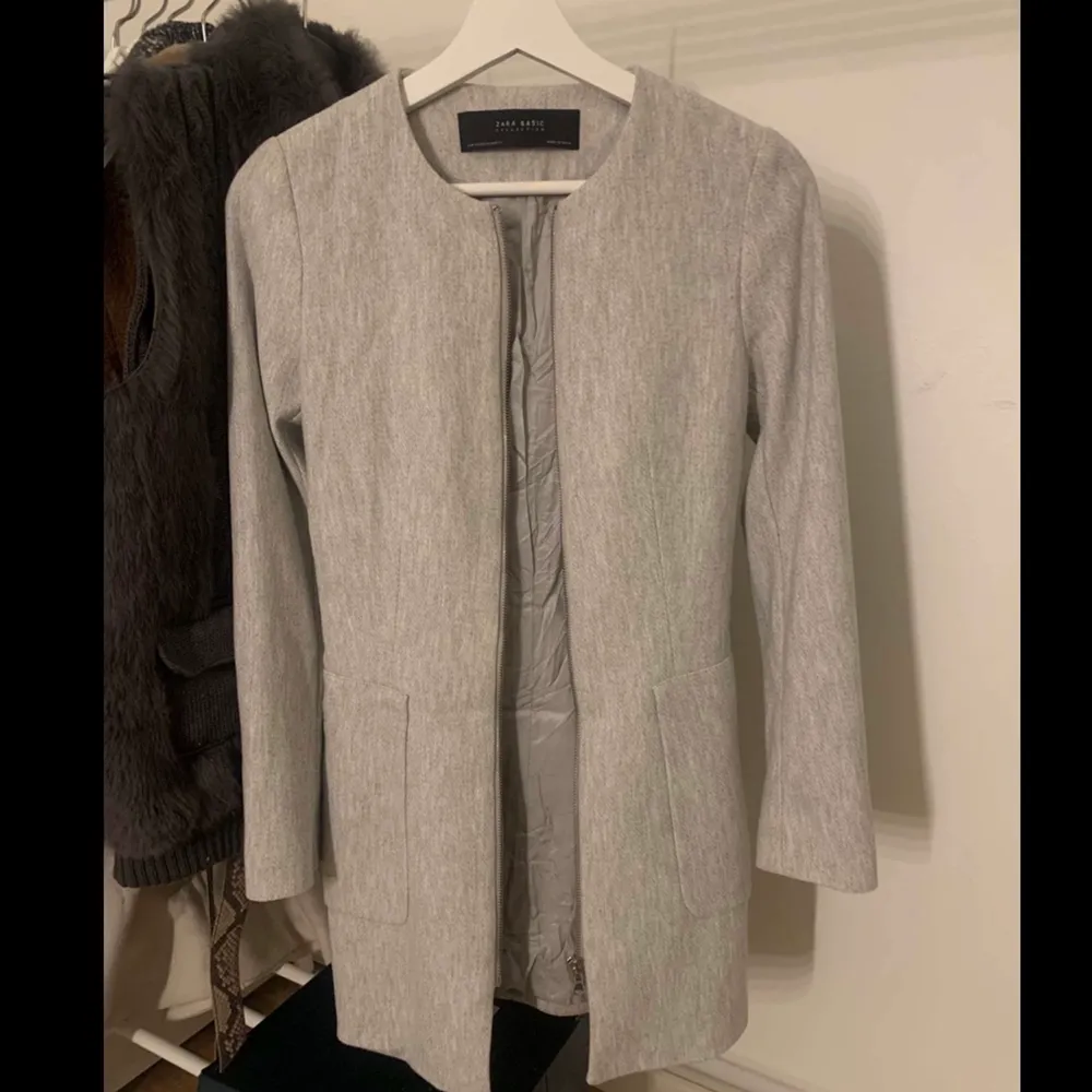 Säljer min grå kappa från Zara  (ord pris 700 ) säljer pga storleken är för liten. Väldigt fin kapp då den forma midja bra och längden gör allt . Jackor.