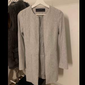 Säljer min grå kappa från Zara  (ord pris 700 ) säljer pga storleken är för liten. Väldigt fin kapp då den forma midja bra och längden gör allt 