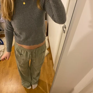 Finstickad grå tröja - En grå finstickad tröja från banana republic, knappt använd💘