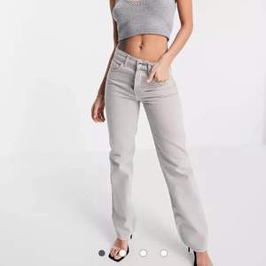Knappt använda gråa jeans ifrån asos. säljer pågrung av att dom är för stora på mig, dock extremt snygga när dom är lite ”baggy”. pris kan diskuteras❤️ midja:30 längd:32