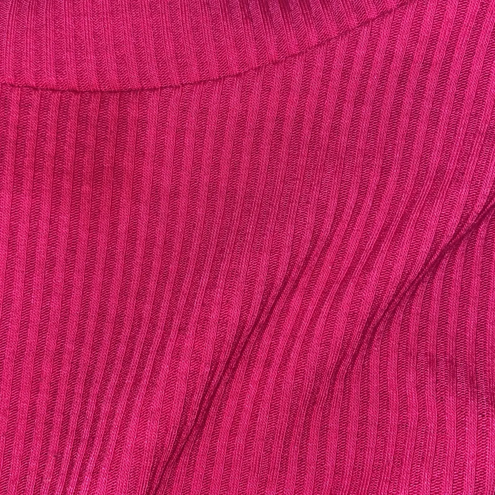 Neonrosa tröja från H&M, strl xs. Inte använd mycket. Toppar.