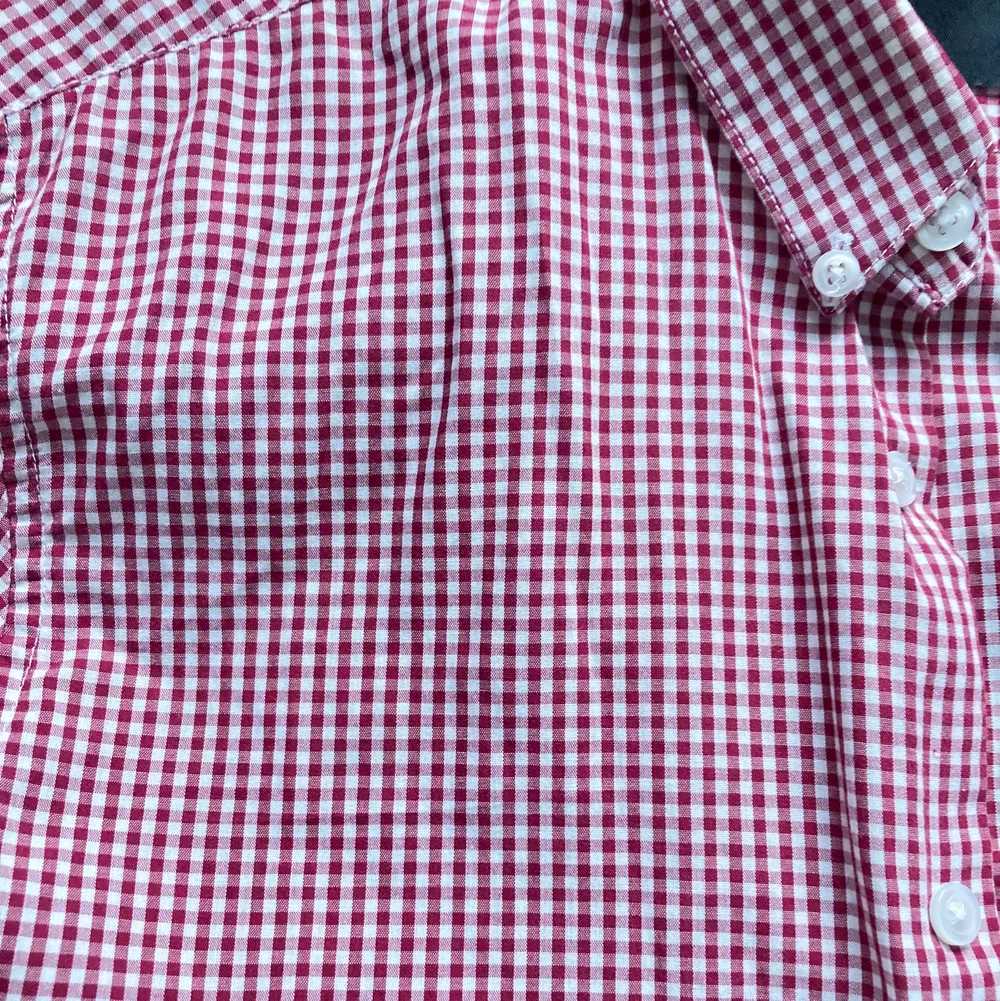 Rutig kortärmad skjorta köpt secondhand, färgerna får mest rättvisa på sista bilden!! Oversize på mig som har storlek xs/s. Skjortor.