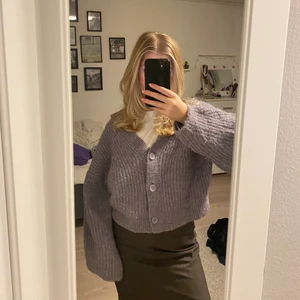 Lila kofta - Superfin och mysig lila ull kofta 💜💜 Perfekt både nu på vintern men också på en kylig sommarkväll. Passar bra på mig som vanligtvis bär en S, pris går att diskutera!!