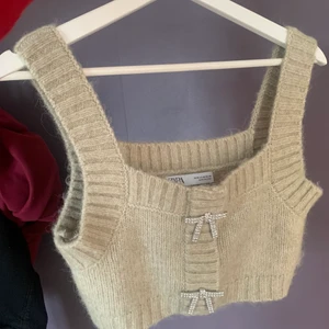 Stickat linne  - Stickat Linne med silvriga rosetter från Zara, inte riktigt min stil så säljer därför den, stl M. Aldrig använt den, säljer för 60kr exkl frakt.  