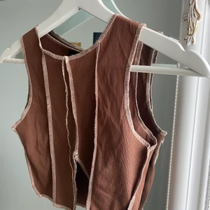 Prettylittlething top - Jättesnygg topp från Prettylittlething! Storlek 40 men LITEN i storleken, för liten för mig som har S! Jättesnygg med en slits som går upp ”mellan” brösten. Har prislapp kvar.