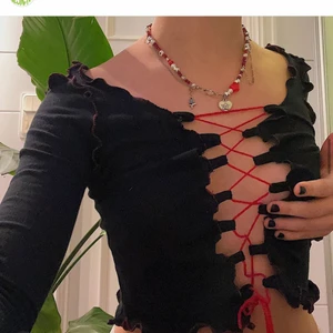 Re-made toppar - Säljer dessa re-made toppar! Finns att beställa i helt valfri färg samt storlek. Priserna hittar ni på min instagram @viridi.designs. Första toppen kallas ’Scarlett’ och den andra ’Olivia’.  De är gjorda av second hand tyget i en lowwaste modell så de är mycket miljövänliga! 