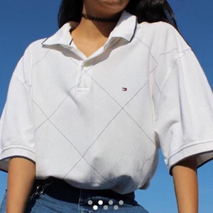 Tommy Hilfiger overdel - Oversized Tommy Hilfiger topp med striper. Kjøpt på depop