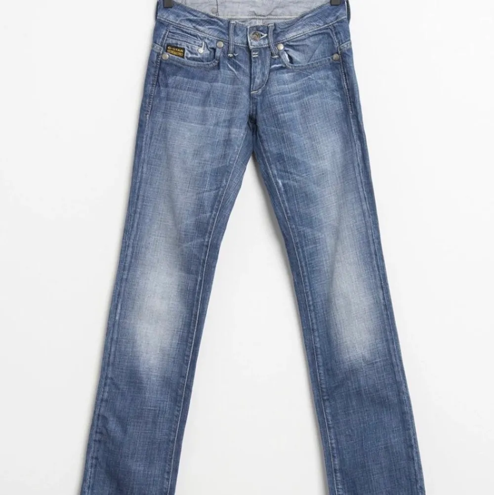 Säljer dessa super fina jeans från Gstar för att dom inte riktigt passar mig:/ Super fina detaljer i bak!💕. Jeans & Byxor.