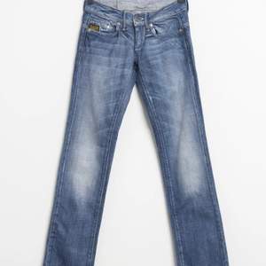 Säljer dessa super fina jeans från Gstar för att dom inte riktigt passar mig:/ Super fina detaljer i bak!💕