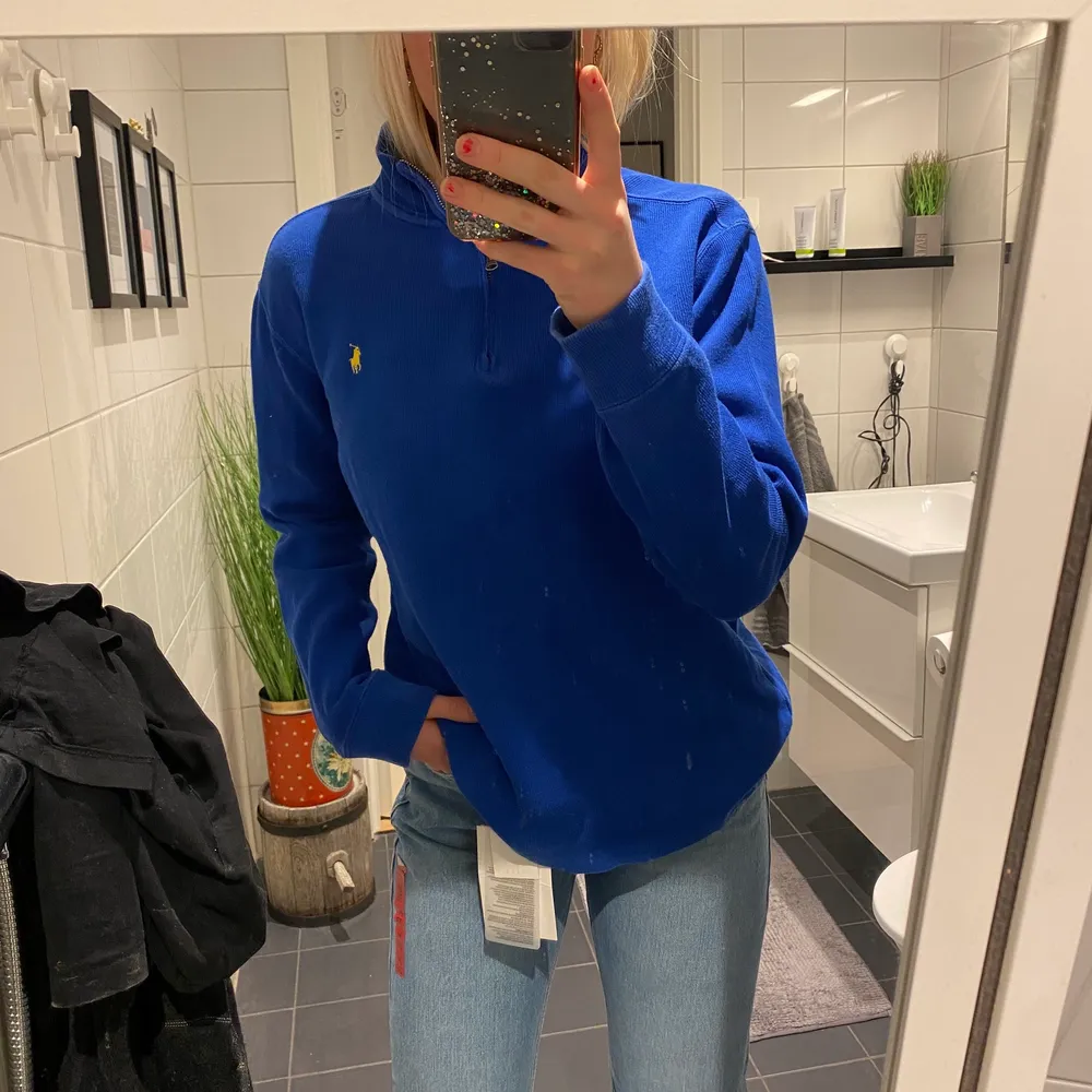 Säljer denna super snygga Ralph lauren koftan i stl xl men passar mig som är xs/s, hör av er vid frågor⚡️💙💙||KÖP DIRKET för 300kr||. Tröjor & Koftor.