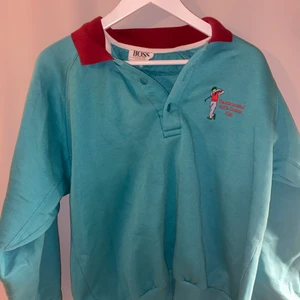 Sweatshirt - Säljer min snygga Hugo Boss Sweatshirt. Är en golftröja och är i färgen grön/turkos med röd krage. Pris kan diskuteras!!