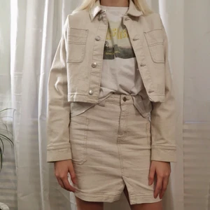 Set kjol+jacka  - Snyggt set från Weekday. Säljer hela setet för 400kr eller de två delarna för 250kr vardera. Jackan är i strl S och kjolen i strl XS. Båda käns som strl S. Frakt tillkommer på runt 60 kr💕. 