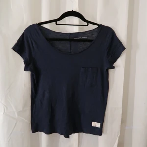 T-shirt - Så fin marinblå Odd Molly t-shirt i storlek 0/XS. Frakt tillkommer på runt 60 kr💕. 