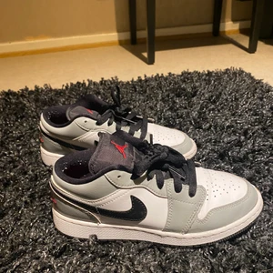 Nike Jordan 1, low  - Säljer mina jordan 1 då jag inte använder dom längre. Är i fint skick. Köpte dom från sneakershyllan i Göteborg förra våren för 2000, de va nya då! Använda fåtal gånger men har tvärr inte kvar lådan till dom! 