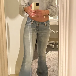 Lågmidjade lee jeans - säljer mina snygga lågmidjade lee jeans med röda detaljer på baksidan☺️☺️🪐🪐uppsydda för att passa mig(163cm) men går att få längre 