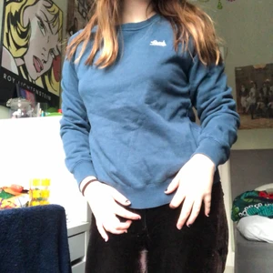 Frank Dandy tjocktröja  - Frank Dandy tröja med tryck på baksidan! Ascool och säljer för att sen sitter lite för tajt på mig i min smak. Tröjan har storleken M men sitter som sagt lite tajt på mig som vanligtvis bär M. Köparen står för frakten men möter annars upp på söder eller tc :)🌟