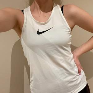 En vit tränings tröja/linne i storlek S från Nike!☺️