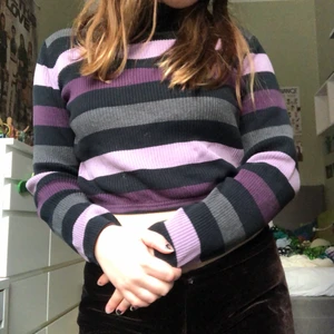 Lilarandig polotröja  - En ribbad lilarandig polo-magtröja som jag köpte på beyond retro för några är sedan :) den är jättesnygg och passar perfekt när det är kallt ute. Det står ingen storlek i tröjan men den sitter bra på mig som har M och längst ned till så har tröjan ett elastiskt band så skulle nog även passa L men även S/XS om man vill ha en lite större tröja! Köparen står för frakten men möter annars upp på söder eller tc 🌟