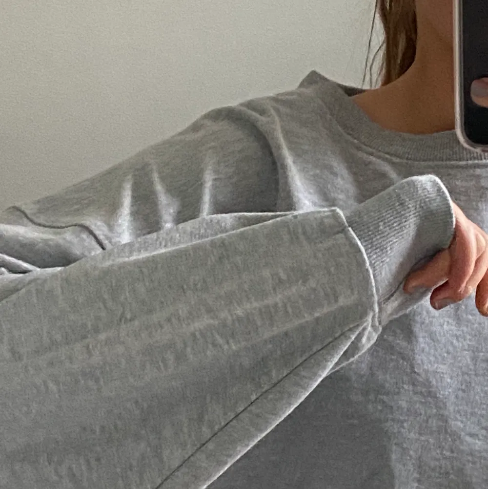 Superfin grå sweatshirt som aldrig är använd från missguided, köparen betalar frakten 💞. Tröjor & Koftor.