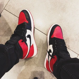 Jordan 1s - Bred toe storlek 43