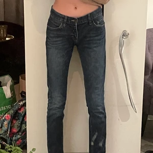 Tiger of sweden jeans - Snygga lågmidjade jeans från tiger of sweden storlek 27/32. Jag är ca 168 och dem sitter bra i längden på mig! Kan mötas upp i Stockholm eller frakta mot fraktkostnad. Hör av er om fler bilder eller frågor!☺️