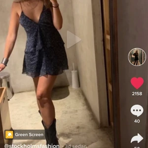 Zara klänning  - Säljer denna zara klänningen i storlek S men mer en xs❤️ banden vid bysten är lite upp slitna annars fint skick men kan skicka bild på det mer privat 🥰🦋