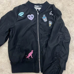 H&M jacka barnavdelning - Strl 152, jacka bra för vår, sommar och höst, tunn material, detaljer och helt oanvänd