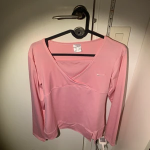 Långärmad Nike  - Långärmad ljusrosa Nike överdel en special edition från Nike går ej att få tag på längre 💕