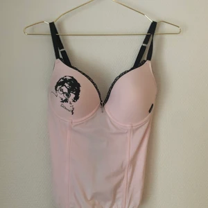 Korsett/topp Salming  - Korsettopp från Salming, kupstorlek 70C. Stretchigt tyg så passar S och M