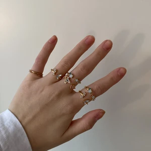 6 stycken ringar - Guldfärgade ringar som jag inte vet om de tål vatten eller inte. De är helt oanvända. ♻️ Skulle nog tipsa om att undvika vätska och parfym på ringarna 🔍 