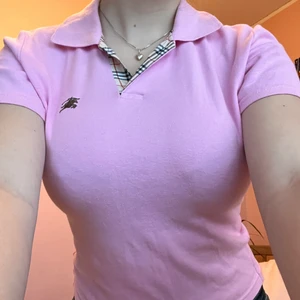 Burberry pike - Jätte fin rosa burberry pike tröja! Kommer tyvär inte till använding därav säljs den. Bra skick, inga defekter alls. 